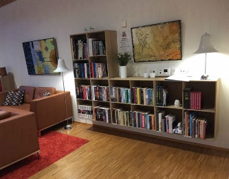 Støtteforeningen donerer lille bibliotek til Gudenå Hospice